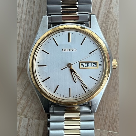 Seiko Men’s Watch Two Tone Stretch Bracelet Silver Tone Dial Date Day Windows - Picture 1 of 13